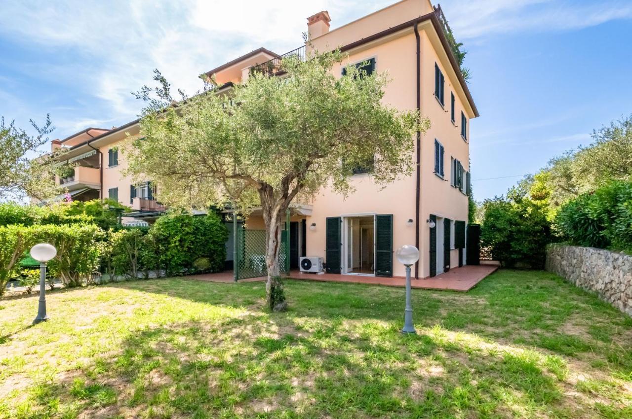 Piana Di Solaro Modern Flat & Swimming Pool Apartment Lerici Luaran gambar